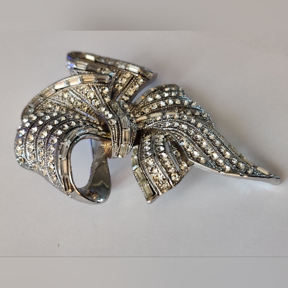 Spectacular Bow Tie Crystal Brooch - Picture 12 of 16